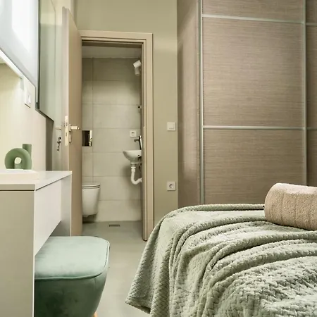 Sisomar With Private Pool, By Zantewize