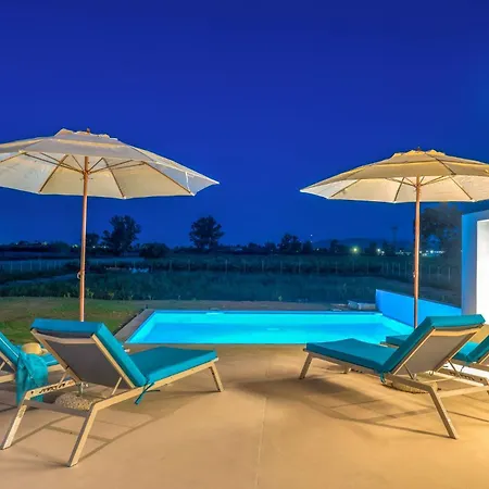 아파트 Sisomar With Private Pool, By Zantewize